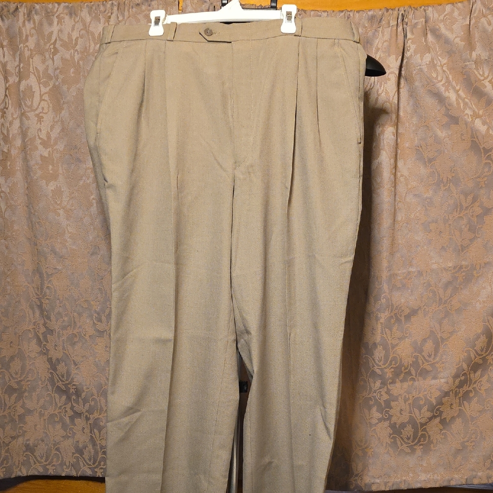 Men's Pleated Dress Pants in Khaki